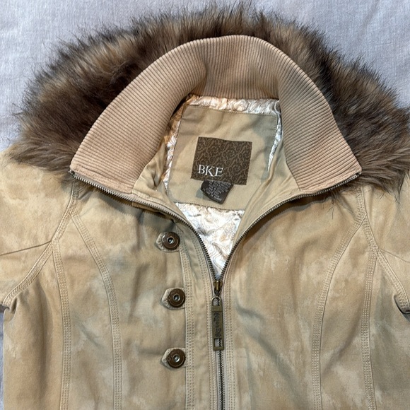 BKE Jacket Tan w camo like design Sz large NWOT removable fur collar - Picture 3 of 8